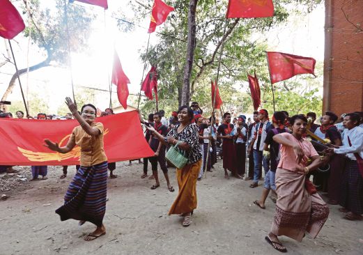 BEBERAPA ibu aktivis pelajar menari sebaik anak mereka dibebaskan dari penjara di Tharrawaddy.