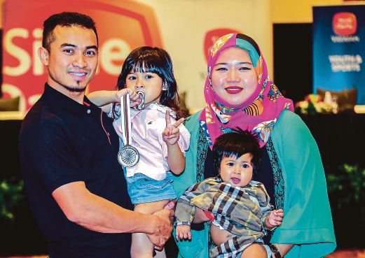 AZIZUL bersama isteri dan dua anaknya di Hotel Sama-Sama KLIA semalam.