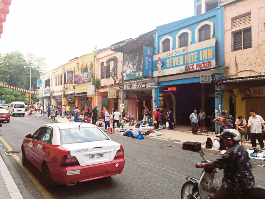  KEADAAN perniagaan haram dijalankan   warga Bangladesh  di Jalan Sultan dan Jalan Sultan Ismail.  