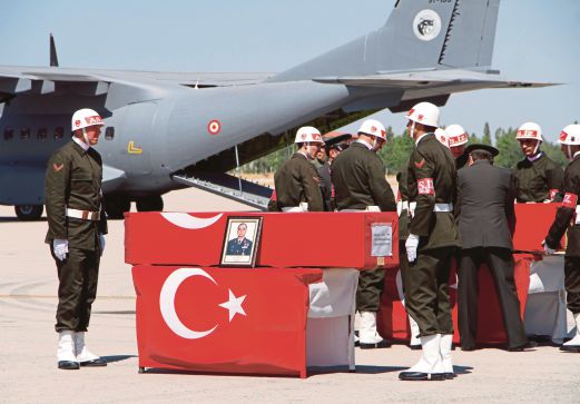 TENTERA Turki bersiap  sedia di lapangan terbang tentera  di Van untuk upacara pengebumian 16 rakan mereka yang terbunuh dalam pertempuran dengan militan Kurdis, kelmarin.