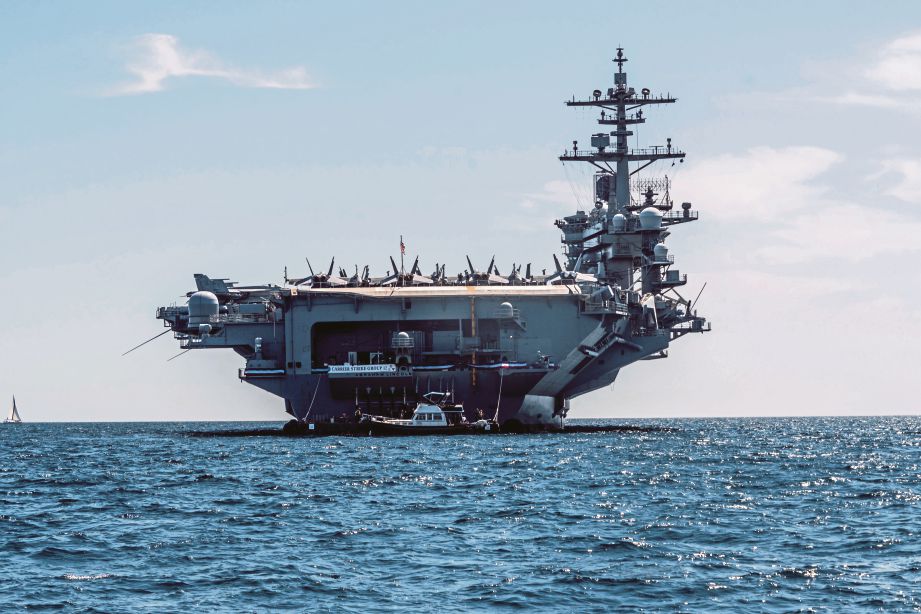 AMERIKA dilapor menghantar kapal pengangkut pesawat USS Abraham Lincoln selain skuadron pesawat pengebom B-52 ke Asia Barat berikutan ketegangan dengan Iran.  FOTO EPA