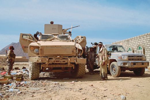 ANGGOTA kabilah yang menyokong Presiden Abed Rabbo Mansour Hadi memeriksa kereta kebal mereka di Sirwah, Marib, bandar di barat  Yaman.  
