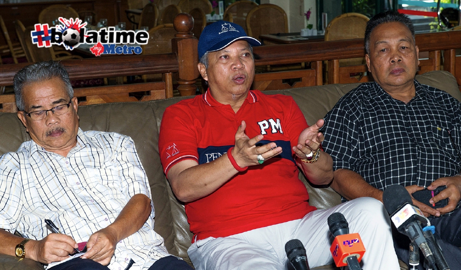 PENGERUSI RedONE yang juga Presiden Al Hamra Group Tan Sri Annuar Musa (tengah) ketika sidang media mengumumkan menjadi penaja utama kepada pasukan Persatuan Bola Sepak Kelantan (KAFA) baru-baru ini. FOTO Bernama