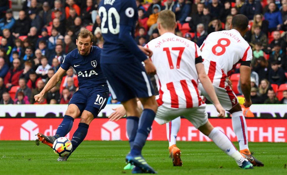 PEMAIN Tottenham Hotspur, Harry Kane (kiri) melepaskan rembatan ke arah gol Stoke City ketika aksi Liga Perdana Inggeris, malam tadi. - Foto REUTERS