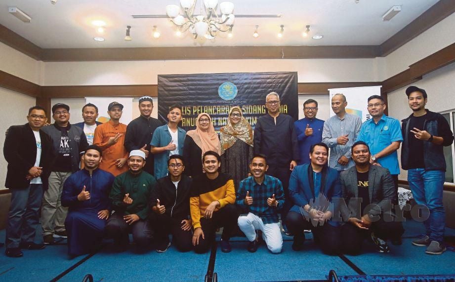 DR Azizan (belakang tujuh dari kiri) bersama sebahagian daripada finalis AN19.