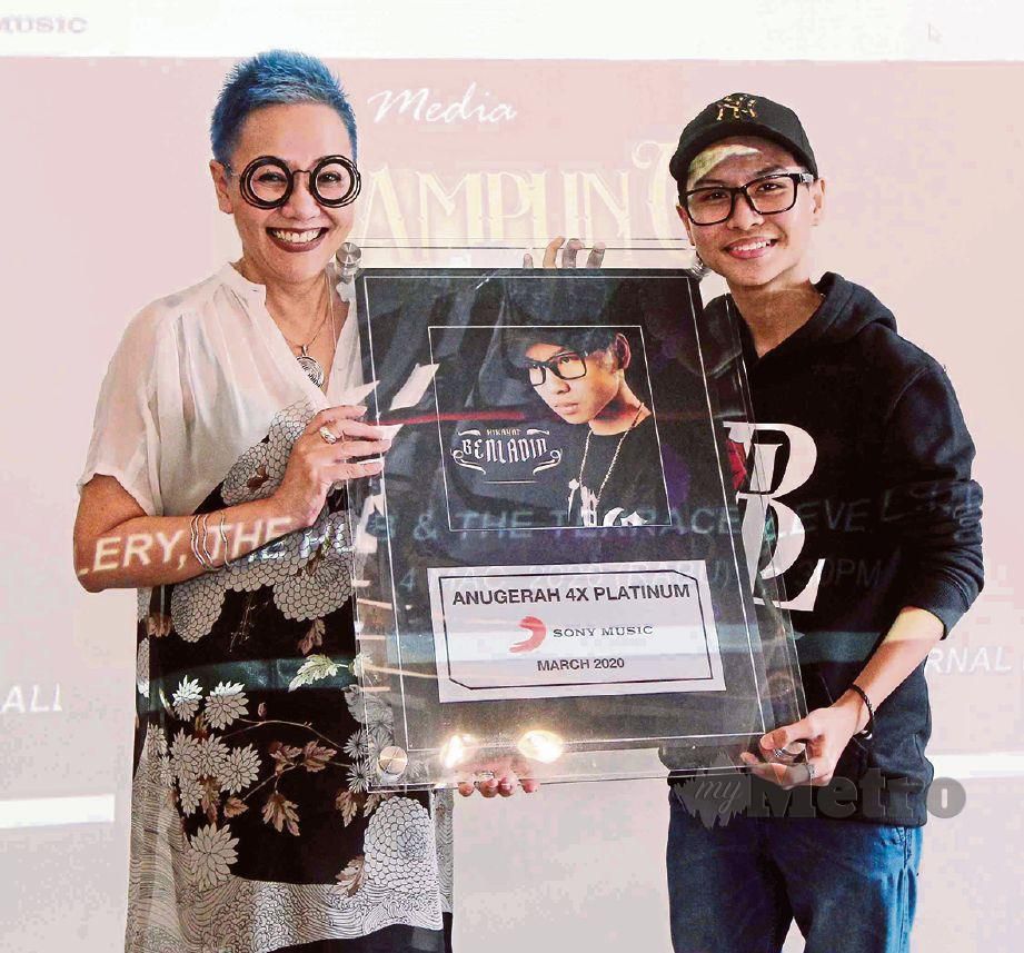 PENGURUS Besar Sony Music, Aziana Ali menyerahkan Anugerah 4x Platinum kepada Ben hasil penjualan digital single Hikayat Benladin. FOTO Saifullizan Tamad