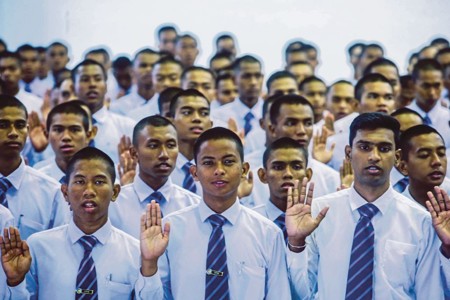SEBAHAGIAN pelajar berikrar ketika Minggu Perkasa Jati Diri di Universiti Pertahanan Nasional Malaysia (UPNM).