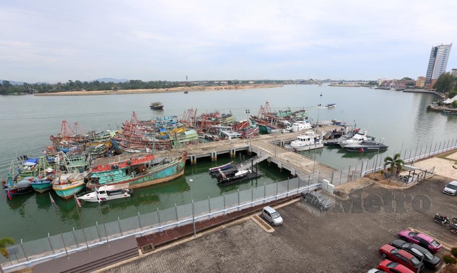 ANTARA bot nelayan Vietnam yang ditahan di Jeti APMM Kuala Terengganu.