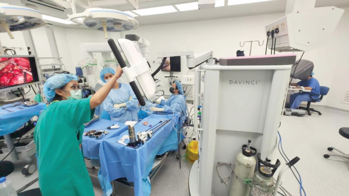 DENGAN bantuan robot pembedahan seperti da Vinci Xi, pembedahan yang rumit ini boleh dilakukan dengan pendekatan invasif minimum.