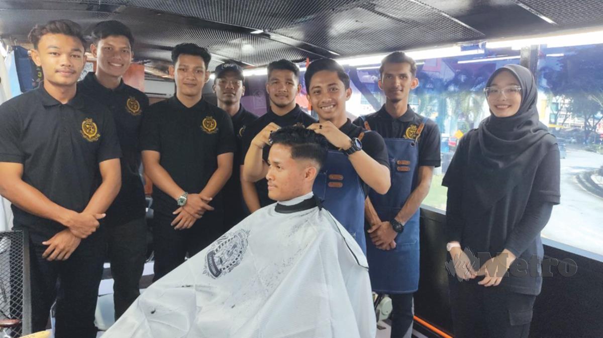 TUJUH pelajar lelaki dari Universiti Pendidikan Sultan Idris (UPSI) termasuk seorang juruwang perempuan bangga dapat menguruskan ' The Barber Bus ' yang menyediakan perkhidmatan gunting rambut di Kampus Sultan Abdul Jalil Shah.