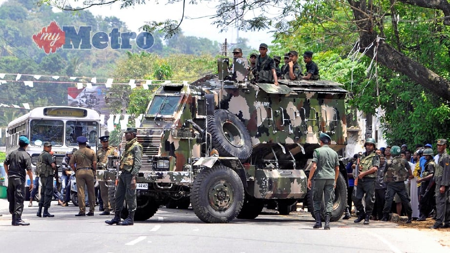 Tentera Sri Lanka mengawasi laluan selepas tercetusnya rusuhan anti-Muslim di Kandy, Sri Lanka. FOTO REUTERS