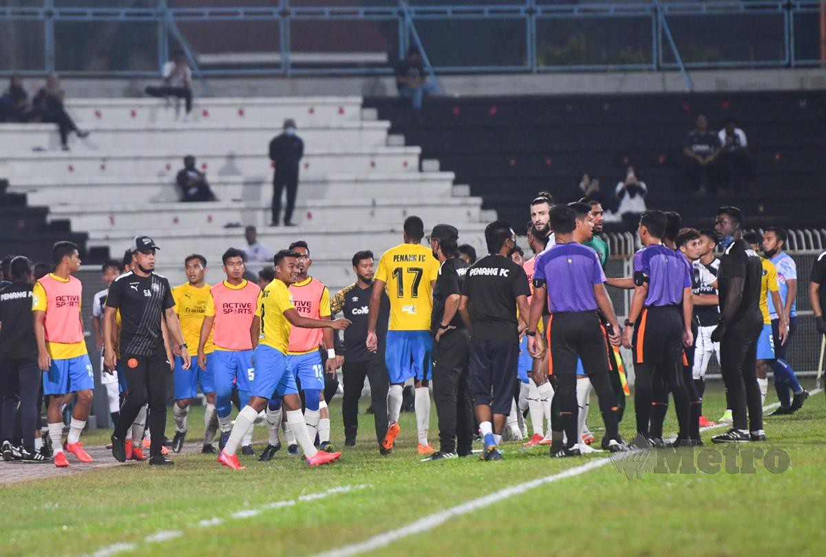 Suasana tegang di antara  pemain TFC II dan pemain Penang FA selepas berlaku pergaduhan pada Kejohanan Bolasepak 4 Penjuru Piala YAB Menteri Besar Terengganu. FOTO Ghazali Kori