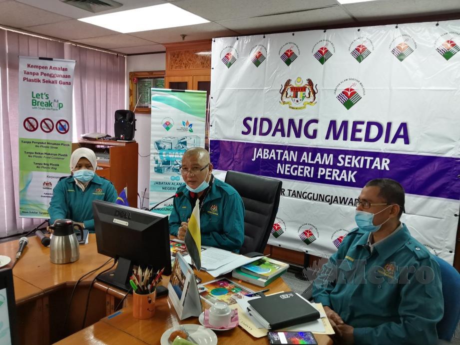 Pengarah Jabatan Alam Sekitar (JAS) Perak, Rosli Zul (tengah) bercakap pada sidang media selepas merasmikan Majlis Penutupan Ops Gempur Barat di Pejabat JAS Perak. FOTO BALQIS JAZIMAH ZAHARI