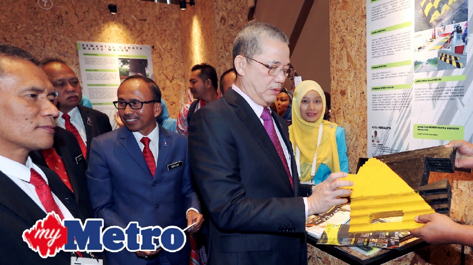 MENTERI Kerja Raya Datuk Seri Fadillah Yusof merasmikan Hari Inovasi Jabatan Kerja Raya (JKR) Malaysia 2017 di Pusat Kecemerlangan Kejuteraan dan Teknologi JKR Malaysia (CREaTE) di Simpang Ampat, Alor Gajah. FOTO Muhammad Rasul Azli Samad