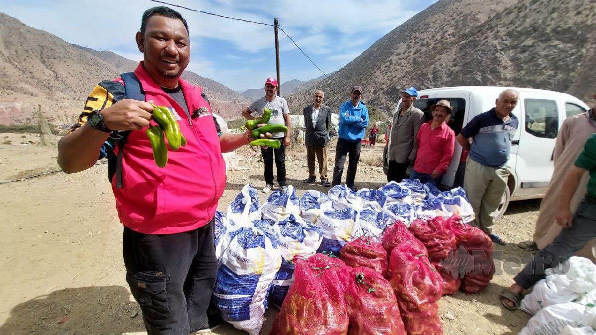 Mohd Johari dan Safuan menyerahkan enam tan sayur-sayuran segar kepada mangsa gempa bumi di lima perkampungan di pergunungan Atlas
