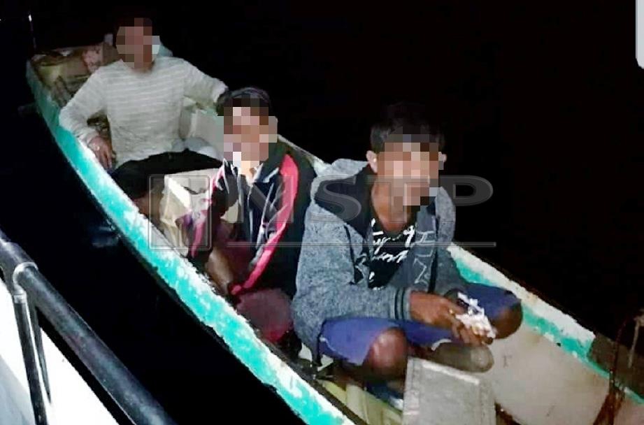 PASUKAN Polis Marin menahan tiga lelaki kerana tidak memiliki dokumen pengenalan diri di perairan Pulau Baik, Lahad Datu. FOTO Ihsan PPM