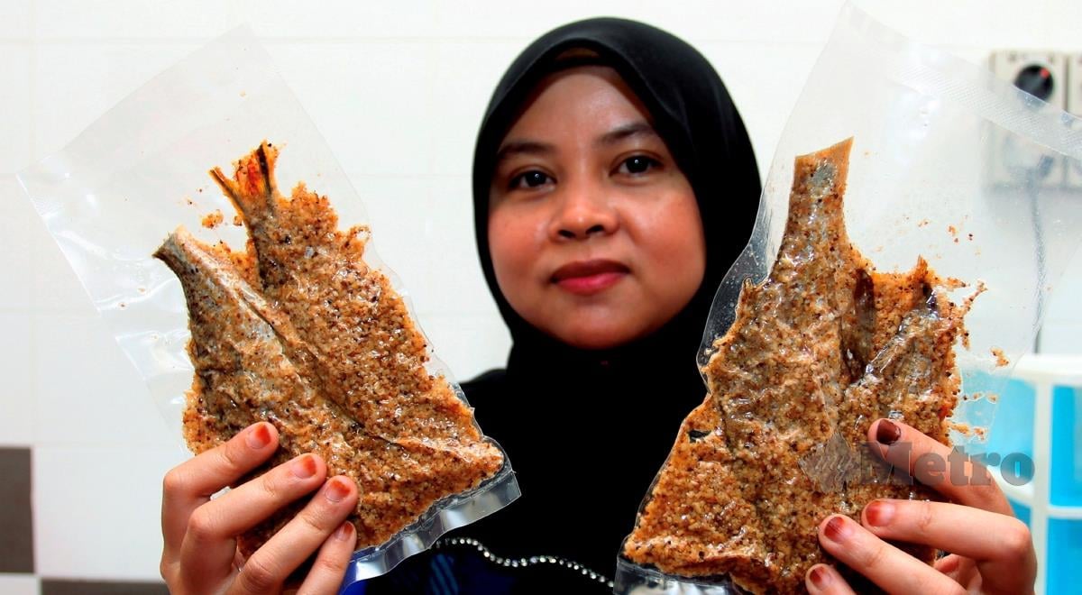 Ketua Pusat Pekasam Negara, Siti Norzahida Yusof menunjukkan ikan pekasam yang telah siap diproses di Pusat Pengembangan Teknologi Perikanan (FIDTEC) Pusat Pekasam Negara Jabatan Perikanan Malaysia Kampung Kelantan, baru-baru ini. FOTO BERNAMA