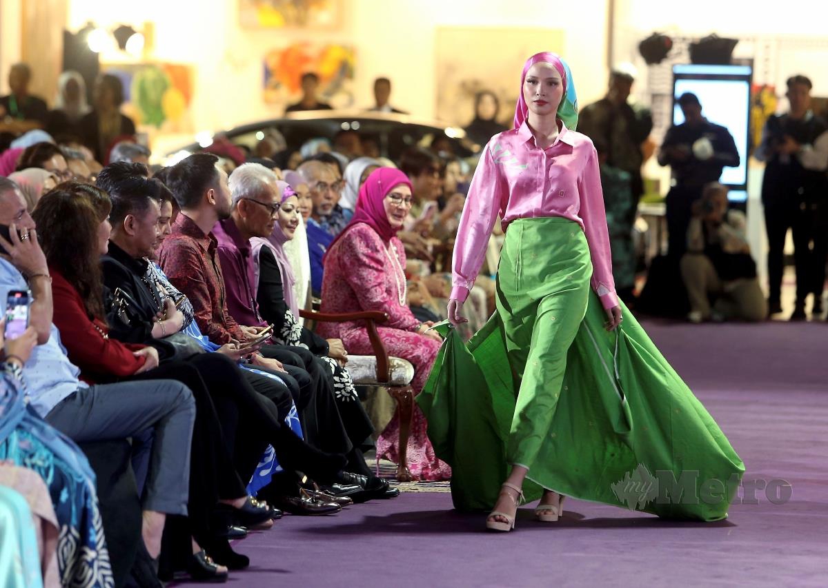 Raja Permaisuri Agong, Tunku Azizah Aminah Maimunah Iskandariah, berkenan menyaksikan pertunjukan fashion ketika pameran seni CIMB Artober 2023 di Pusat Pameran dan Dagangan Antarabangsa (MITEC). FOTO MOHAMAD SHAHRIL BADRI SAALI