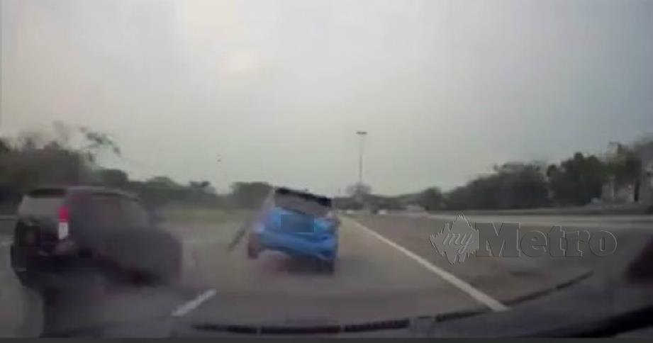 RAKAMAN dashcam yang menunjukkan Perodua Myvi biru melanggar Perodua Myvi hitam akibat dipandu terlalu laju. FOTO Ihsan Pembaca