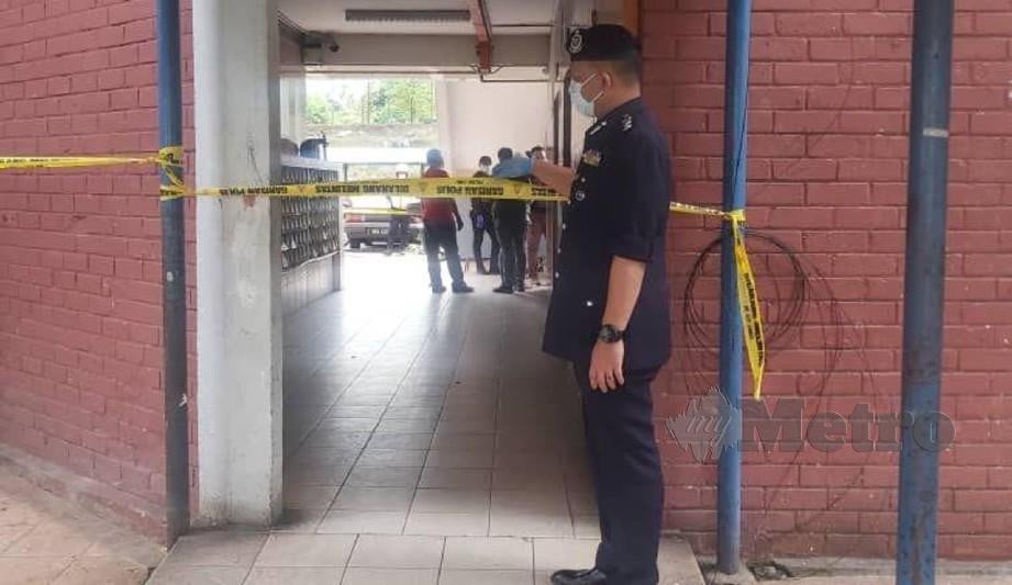 KETUA Polis Daerah Cheras Asisten Komisioner Mohamed Mokhsein Mohamed Zon menunjukkan lokasi kejadian bunuh membabitkan seorang pengawal keselamatan di sebuah perumahan awam di Cheras, Kuala Lumpur, hari ini. FOTO Ihsan PDRM