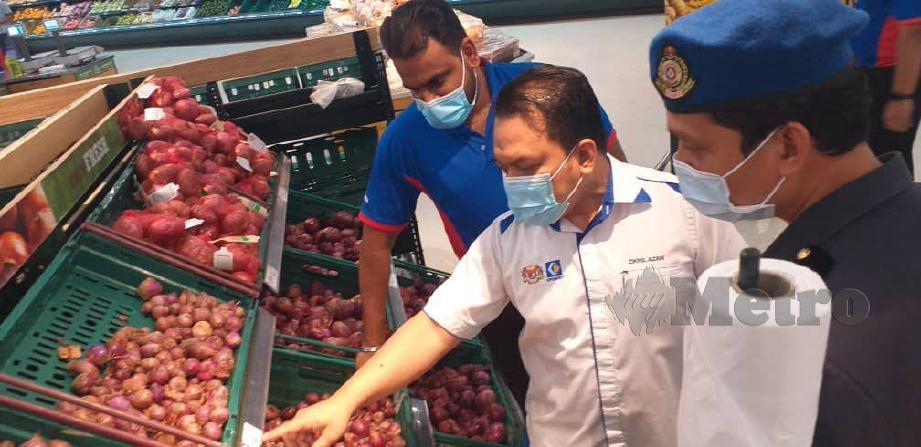 KPDNHEP Selangor menjalankan pemeriksaan barangan keperluan pengguna di sebuah pasaraya di Bukit Tinggi bertujuan memastikan bekalan barangan keperluan seperti gula, tepung, minyak masak, beras, telur dan barangan basah mencukupi sepanjang tempoh PKPB Mukim Klang. FOTO IHSAN KPDNHEP