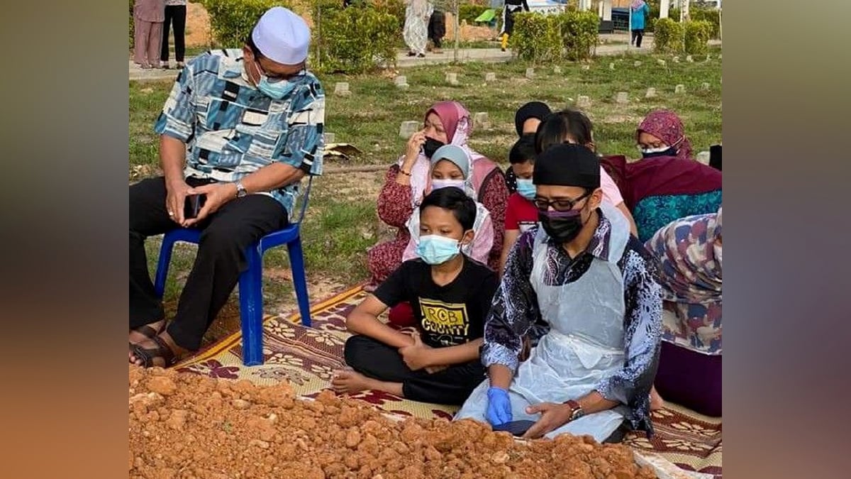 LIMA anak arwah memberi penghormatan terakhir kepada ibu mereka yang dikebumikan di Tanah Perkuburan Islam Cyber 10, Cyberjaya pada Khamis lalu.FOTO ihsan Facebook Mohd Ariff