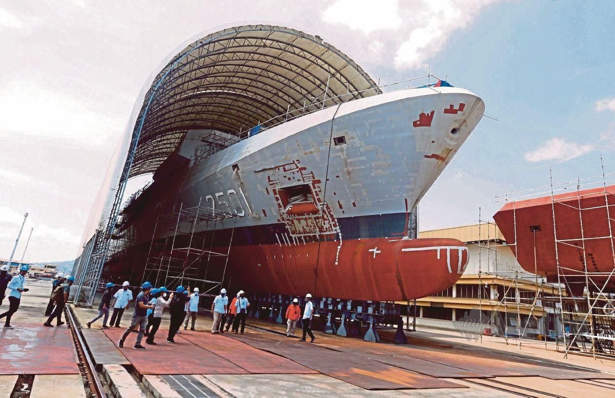 LUMUT 13 OGOS 2022. Kapal LCS yang masih di dalam pembinaan ketika lawatan media ke tapak pembinaan kapal Littoral Combat Ship (LCS) di Boustead Naval Shipyard (BNS) Lumut, Perak. NSTP/HAIRUL ANUAR RAHIM