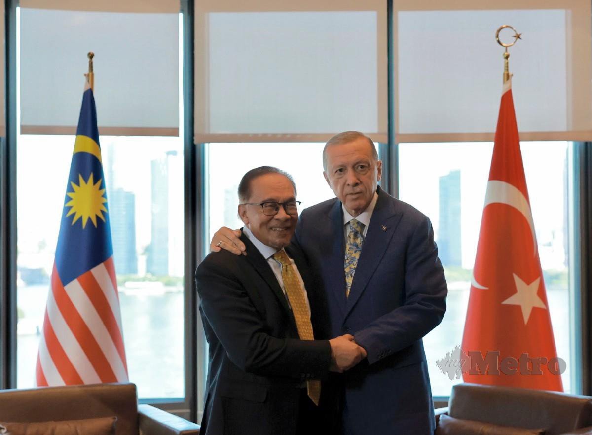Perdana Menteri Datuk Seri Anwar Ibrahim (kiri) bersalam dengan Presiden Turkiye Recep Tayyip Erdogan ketika mengadakan pertemuan dua hala sempena Perhimpunan Agung Pertubuhan Bangsa-Bangsa Bersatu (UNGA) ke-78, September lalu. FOTO BERNAMA