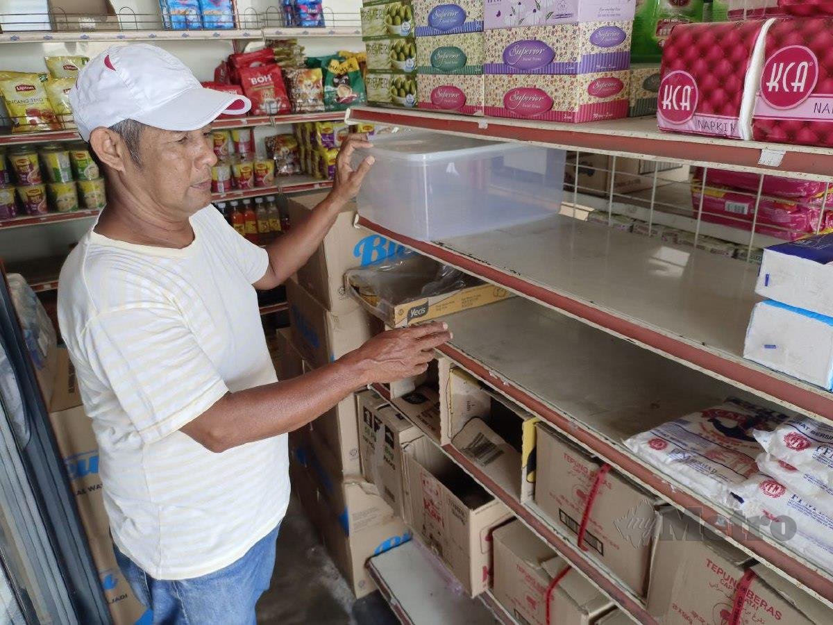 Tinjauan di sebuah pasaraya mendapati rak meletak gula kosong selepas kehabisan bekalan. Foto FAIZUL AZLAN RAZAK