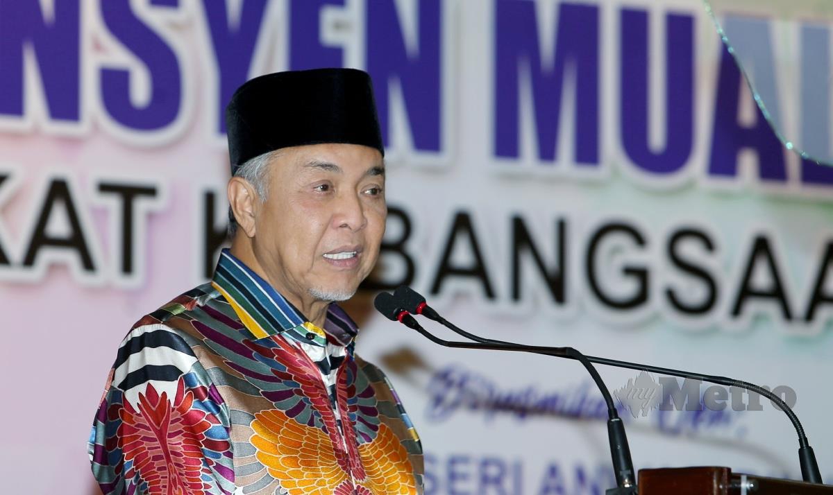 Timbalan Perdana Menteri, Datuk Seri Ahmad Zahid Hamidi menyampaikan ucapan di Konvensyen Mualaf Madani Peringkat Kebangsaan Tahun 2023 yang diadakan di Institut Latihan Islam Malaysia (ILIM) Kampus Utama Bangi. FOTO EIZAIRI SHAMSUDIN