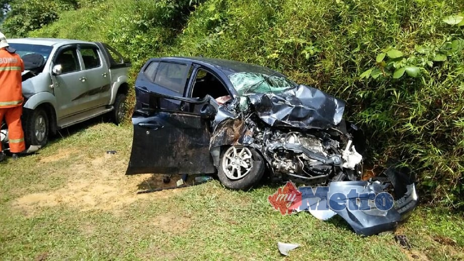KEADAAN Perodua Axia remuk teruk di bahagian hadapan selepas kemalangan. FOTO ihsan Polis
