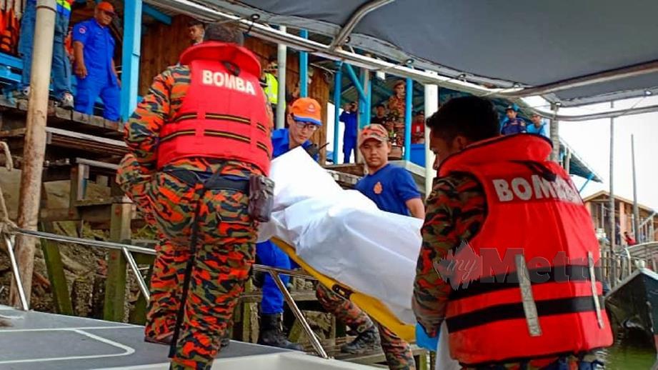 ANGGOTA Bomba membawa mayat mangsa yang ditemui berdekatan stesen janakuasa elektrik di Port Dickson. FOTO Samadi Ahmad