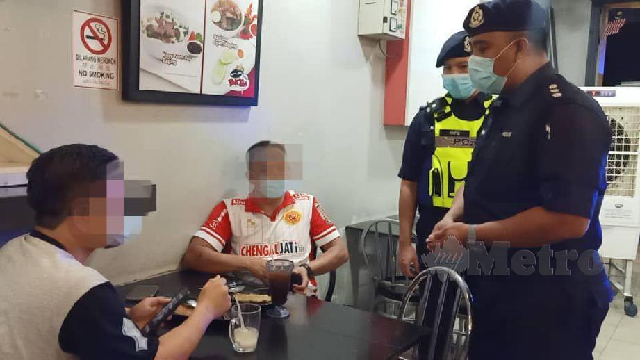 ANTARA individu yang diperiksa pihak polis ketika Operasi Pematuhan SOP PKPP di sekitar Bandar Baru Selayang, Gombak, semalam.