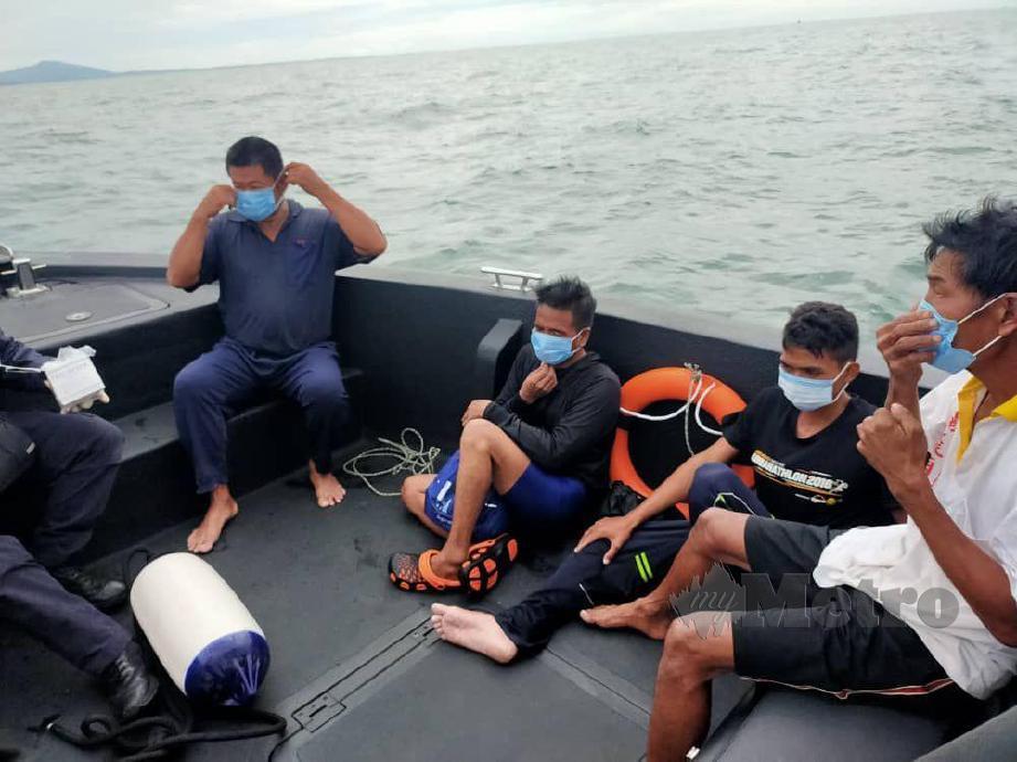 Empat nelayan berjaya diselamatkan selepas bot yang dinaiki mereka dilanggar kapal dagang di perairan Muar. Foto Ihsan APMM