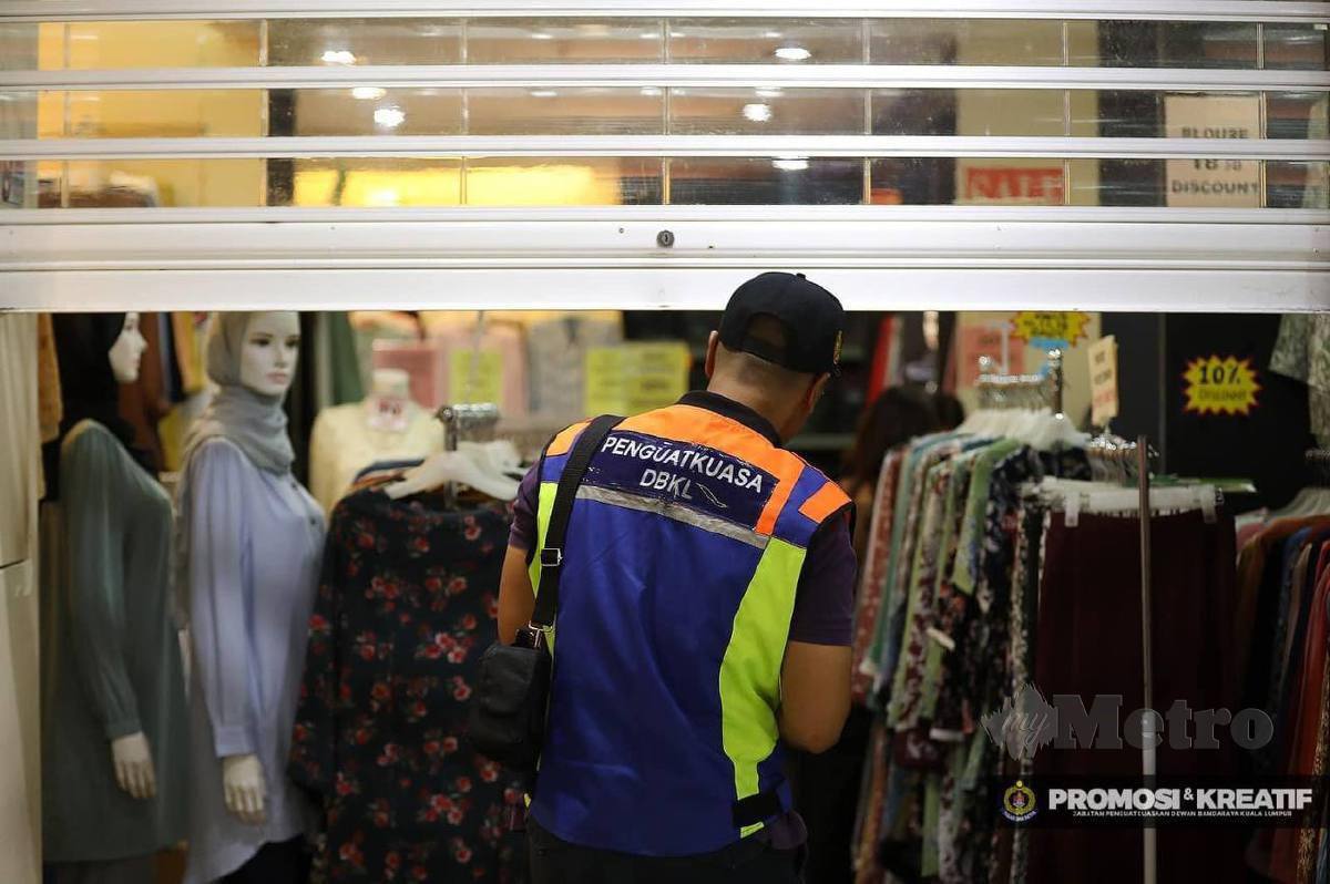 Sebanyak 44 premis yang dikendalikan warga asing di sebuah pasaraya di Jalan Kenanga ditutup serta-merta dalam operasi bersepadu di sini semalam.