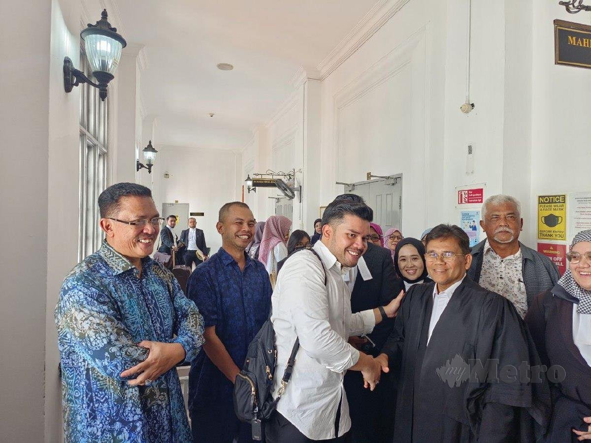 Ahmad Fauzan Hatim bersama ahli keluarga dan peguam selepas keputusan Mahkamah Tinggi hari ini. FOTO Mary Victoria Dass