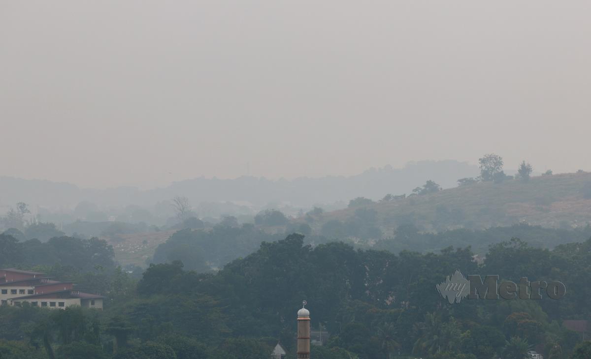 Pemandangan di sekitar Melaka akibat jerebu ketika tinjauan FotoBernama di Bukit Ayer Keroh hari ini. FOTO BERNAMA
