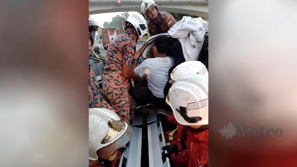 Anggota Bomba dan Penyelamat sedang membantu mangsa kemalangan yang berlaku awal padi tadi jam 6.20 pagi membabitkan lima pelajar Politeknik Port Dickson dan seorang penunggang motosikal di Kilometer 28 Lebuhraya Seremban - Port Dickson. FOTO Ihsan Bomba