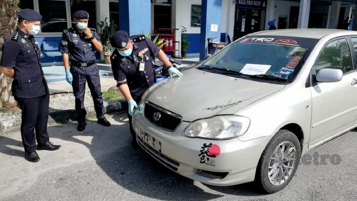 AZHAR (kanan) menunjukkan kereta yang dirampas daripada ketua kumpulan Geng Mizan Gila. FOTO ihsan Polis