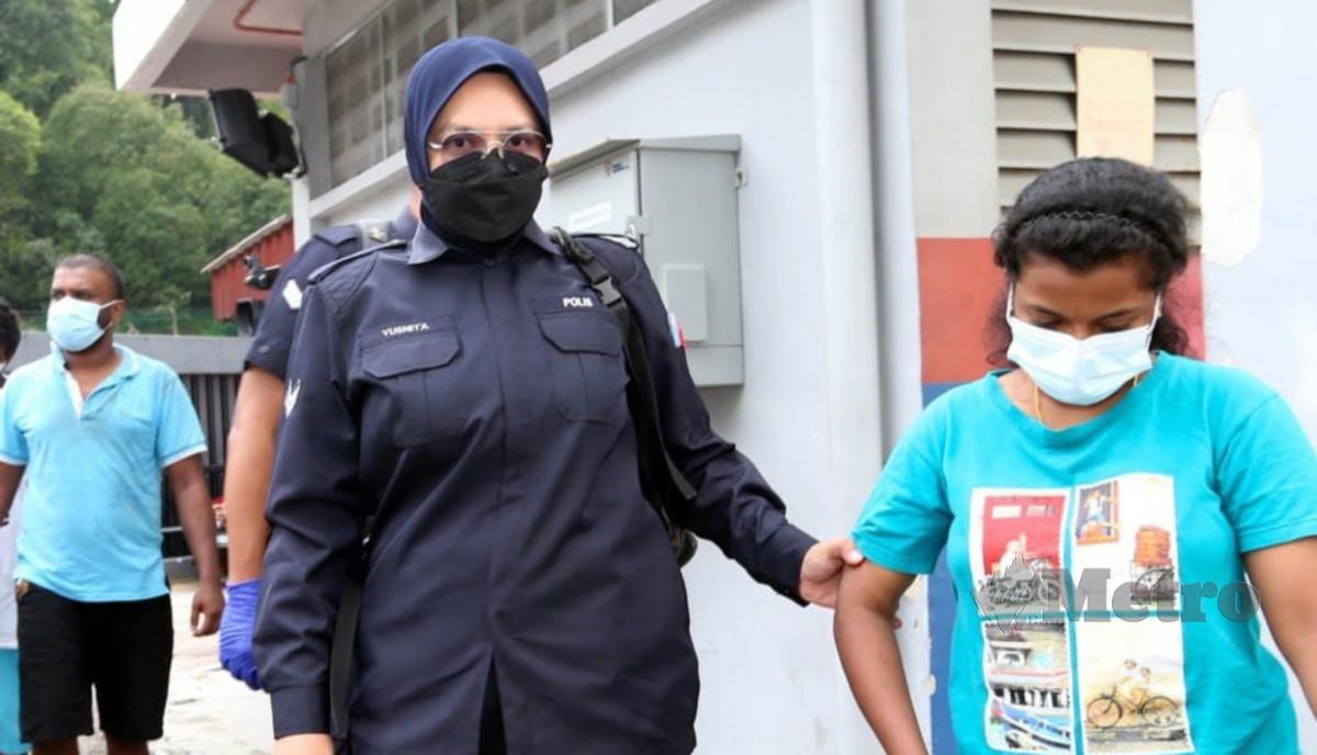 Tertuduh suami isteri B. Darga Devi, 24, (kanan) dan R. Kartik, 32, (kiri) dihadapkan ke mahkamah atas kes penderaan dua beradik di Mahkamah Sesyen Johor Bahru, Johor. FOTO NUR AISYAH MAZALAN