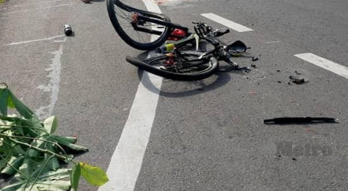 Keadaan basikal penunggang yang digilis lori di Kilometer 22, Jalan Jeniang - Sik Pedu hari ini. FOTO  Facebook
