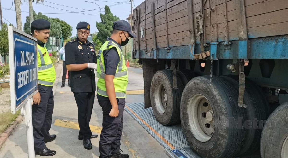 Pengarah Jabatan Pengangkutan Jalan (JPJ) Negeri Sembilan, Hanif Yusabra ditemui pemberita ketika Operasi Penguatkuasaan Khas Kenderaan Komersial di Stesen Penguatkuasa Pedas, dekat sini. FOTO Ahmad Hasbi
