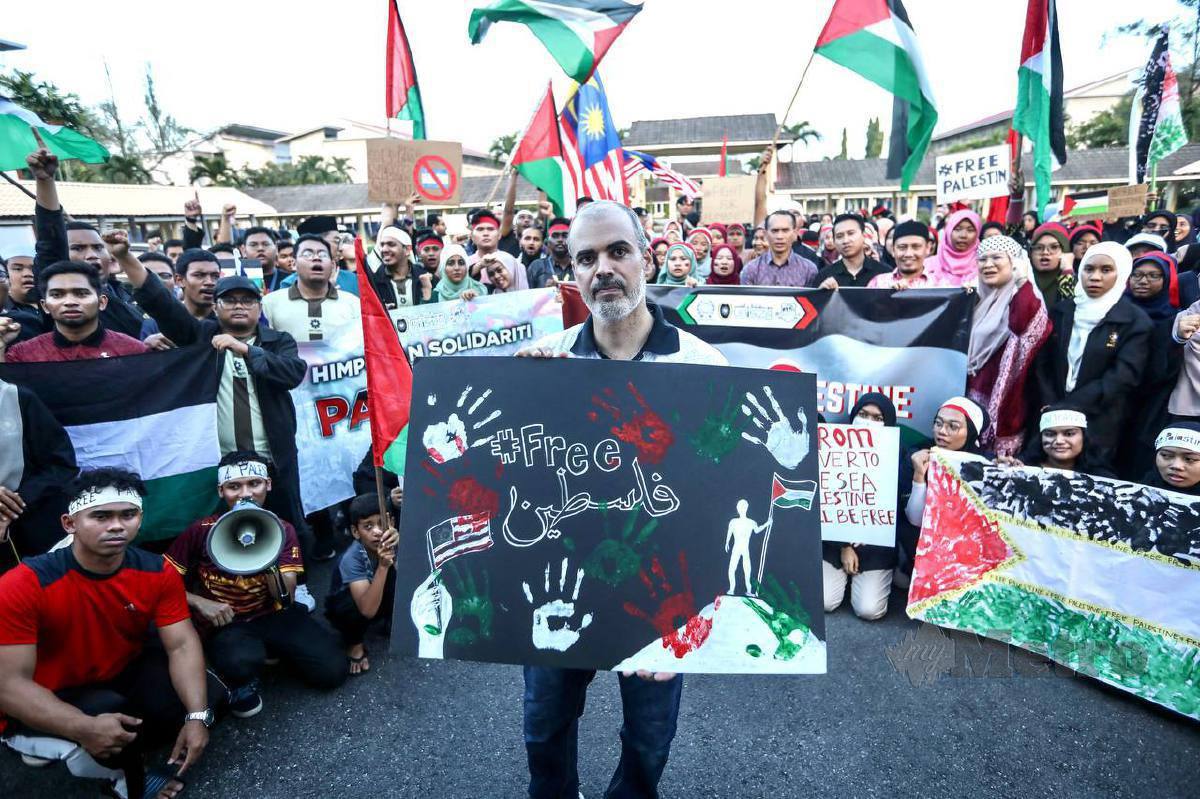 Emad Saleem, 41 (tengah) penuntut tunggal dari Palestin di Universiti Sultan Zainal Abidin (UniSZA) ketika ditemui pada Program Himpunan Solidariti bersama Palestin. FOTO GHAZALI KORI