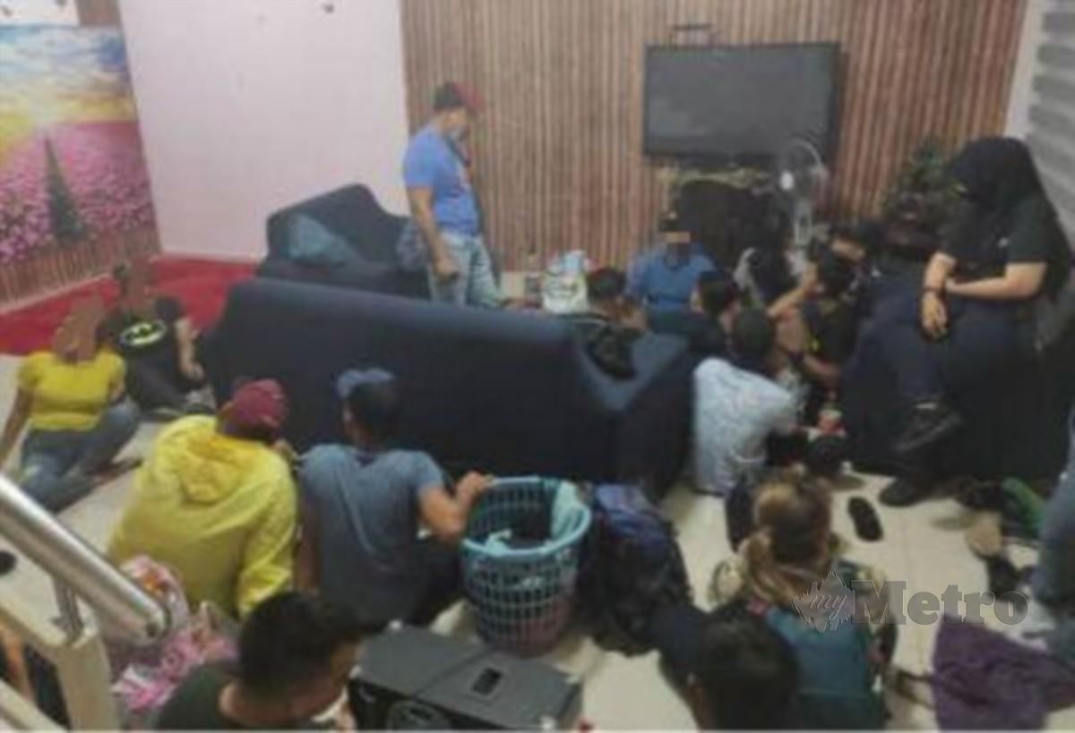 Sebahagian tangkapan yang berjaya ditahan kerana menyertai pesta liar di sebuah rumah di Taman Sri Impian, Kluang. FOTO IHSAN POLIS