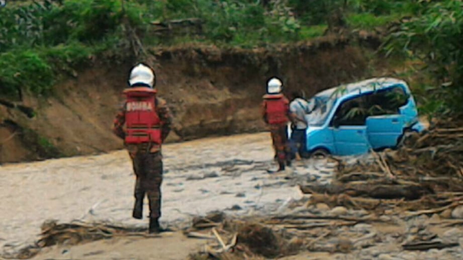 KERETA Perodua Kenari yang dipandunya terjatuh ke dalam sungai. FOTO Ihsan Bomba