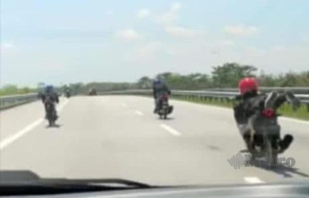 Aksi penunggang motosikal yang sempat dirakam Skuad 42 Jabatan Siasatan dan Penguatkuasaan Trafik Terengganu ketika melakukan Ops Samseng Jalanan di daerah Hulu Terengganu. FOTO IHSAN POLIS
