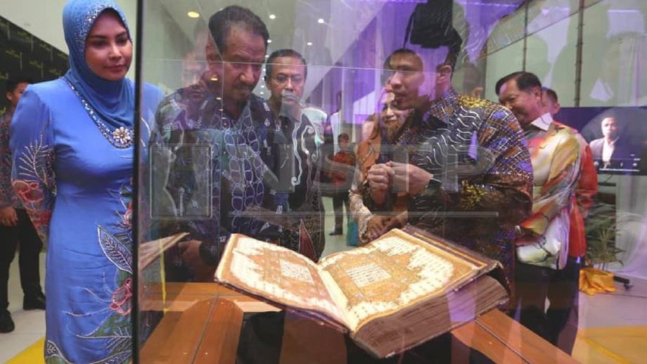 SULTAN Mizan Zainal Abidin (dua kiri) dan Sultanah Nur Zahirah (kiri) berkenan menyaksikan al-Quran Emas Warisan Kesultanan Terengganu. FOTO Rozainah Zakaria