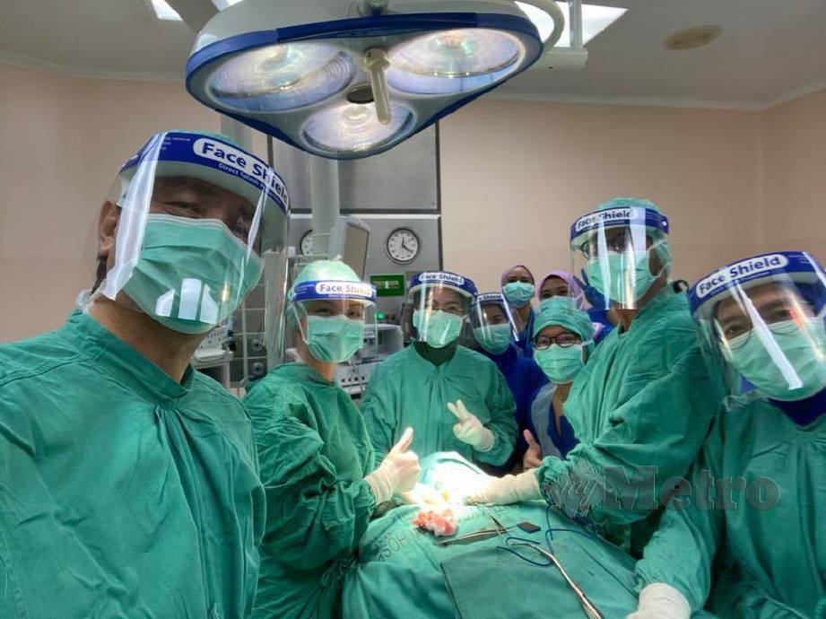 DR Noor Hisham (kiri, hadapan) sempat ‘mencuri’ masa untuk melakukan pembedahan. FOTO Facebook Rasmi Dr Dr Noor Hisham