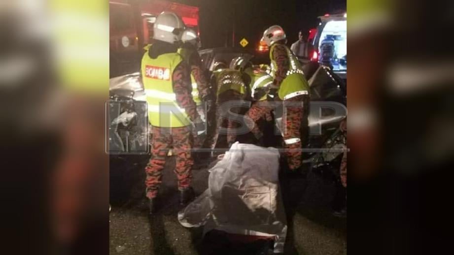 ANGGOTA Balai Bomba dan Penyelamat  Lipis mengeluarkan  mangsa wanita yang maut selepas terbabit  dalam kemalangan di Kilometer 37, Jalan Lipis-Merapoh (Lebuhraya Central Spine Road), di Lipis. FOTO Ihsan Bomba