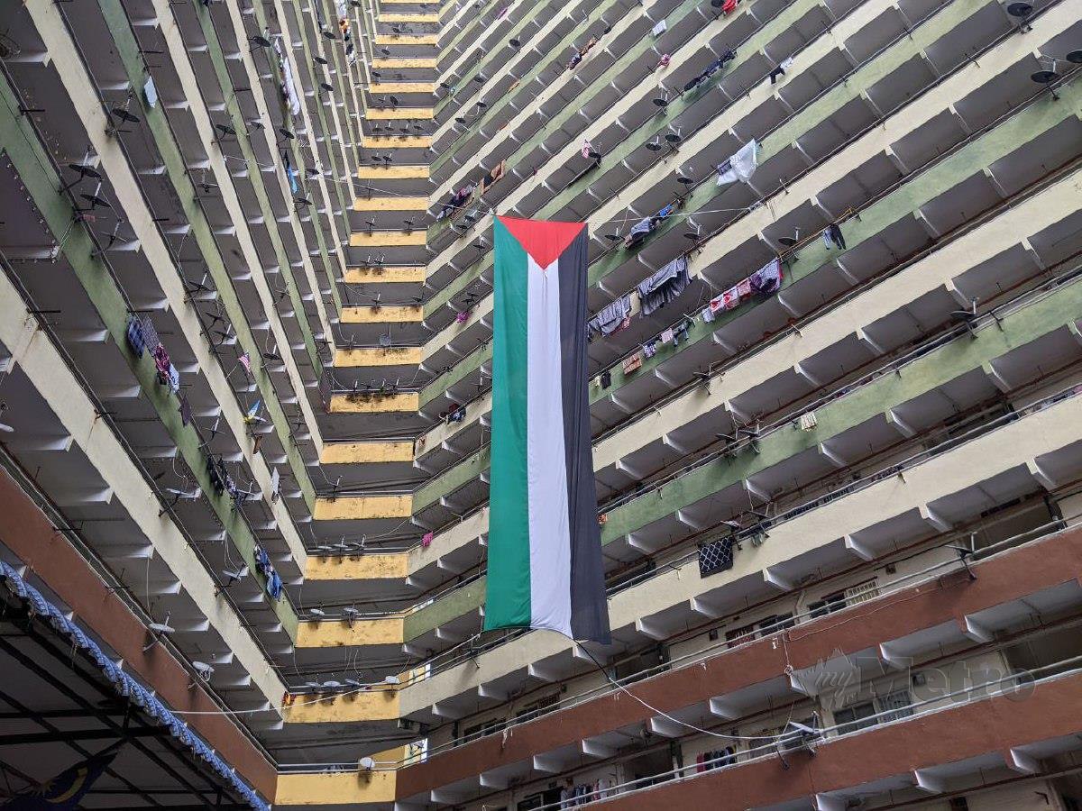 Bendera Palestin berukuran 15 meter panjang berkibar megah di Flat Projek Perumahan  Rakyat (PPR) Jalan Sungai, Sungai Pinang di sini, yang dipasang sebagai tanda sokongan perjuangan dan doa kepada umat Islam di negara berkenaan. FOTO ZUHAINY ZULKIFFLI